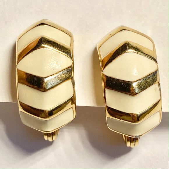 Vintage Monet Cream Enamel Clip On Earrings Gold Tone Plated 60's 70s Estate - Picture 4 of 11